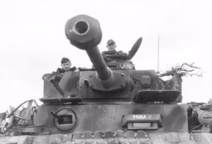 Belgien, Frankreich.- II. SS-Panzer-Regiment 12 "Hitlerjugend". Panzer IV mit Seitenschürzen (Bezeichnung über Sichtfenster "Paula", Beschriftung am Ausguck Kommandant "Wilma"). Übung unter Aufsicht von Offizieren des Heeres; PK 698 — Im Westen
