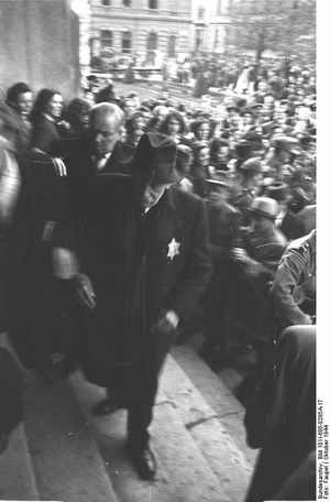 Ungarn, Budapest.- Ungarische und deutsche Soldaten treiben verhaftete Juden ins Stadttheater, 20./22. Oktober 1944; Einsatz Kompanie Lw zbV — Budapest