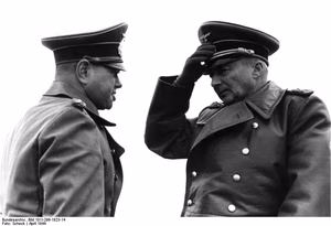 Nordfrankreich.- Besichtigung des Atlantikwalls durch Felix Schwalbe und Generalfeldmarschall Günther von Kluge (r); PK 698 — Felix Schwalbe