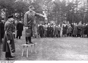 For documentary purposes the German Federal Archive often retained the original image captions , which may be erroneous, biased, obsolete or politically extreme . Berlin, Vorführung der Panzerfaust ADN-ZB/Archiv Das faschistische Deutschland im II. Weltkrieg 1939-45 Berlin wird am 1. Februar 1945 zum "Verteidigungsbereich" erklärt. Anfang April wird den Berlinern auf öffentlichen Plätzen der Gebrauch der Panzerfaust erläutert. (Aufnahme erstand vor dem 9. April 1945)