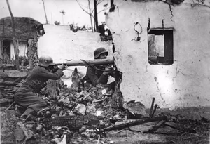 For documentary purposes the German Federal Archive often retained the original image captions , which may be erroneous, biased, obsolete or politically extreme . Russland, Füsiliere mit "Panzerschreck" Scherl Bilderdienst Panzerfüsiliere der Division "Grossdeutschland" sind in den Trümmern eines Hauses mit dem "Panzerschreck" , der gefürchteten Nahkampfwaffe gegen Panzer, in Stellung gegangen und erwarten hier den Angriff sowjetischer Panzer. PK-Aufnahme, Pk-Kriegsberichter Pfeiffer 1.7.44 [Herausgabedatum]