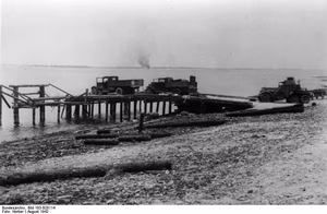For documentary purposes the German Federal Archive often retained the original image captions , which may be erroneous, biased, obsolete or politically extreme . Russland, Kampf um Stalingrad, Vormarsch An der Sowjetfront: Deutscher Vorstoss zur Wolga. Eine der zahlreichen Fährbetrieb-Anlegestellen. In der Strommitte eine in Brand geschossene Fähre, die nun mit einer mächtigen Rauchfahne stromabwärts schwimmt. PK-Aufnahme Kriegsberichter Herber (Sch) 5032-42 "Fr.f.D.Fr.OKW" August 1942 [Sowjetunion.- Schlacht um Stalingrad]