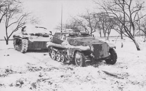 Rußland-Mitte.- leichter Schützenpanzer (Sd.Kfz. 250) vor Sturmgeschütz III im Schnee; PK 689 — Russland-Mitte