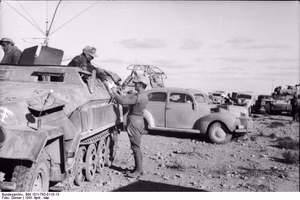 Nordafrika.- Mittlerer Schützenpanzer (Sd.Kfz. 251/11, "Fernsprechwagen"), PKW in der Wüste; PK "Afrika" — Nordafrika