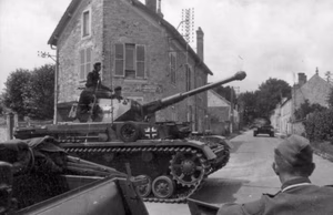 Frankreich.- Waffen-SS-Division "LSSAH" (Leibstandarte-SS Adolf Hitler) wurde von Russland nach Frankreich verlegt, Panzer IV passiert eine Ortschaft — Frankreich