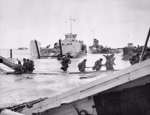Commandos of 48 (RM) Commando coming ashore from landing craft at St Aubin-sur-Mer on Juno Beach, 6 June 1944. Commandos of 48 RM Commando coming ashore from landing craft at St Aubin-sur-Mer on Juno Beach, 6 June 1944.