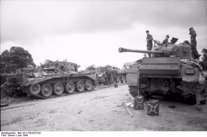 Frankreich, Villers-Bocage.- zerstörte britischer Panzer Cruiser tank VIII Cromwell und M4 "Sherman" auf Landstraße; PK Signal-Einsatz — Villers-Bocage