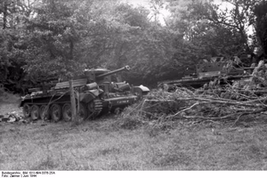 Frankreich, Villers-Bocage.- zerstörte britischer Panzer Cruiser tank VIII Cromwell (Kennzeichen: T 121766 W) im Wald; Lfl 3 — Villers-Bocage