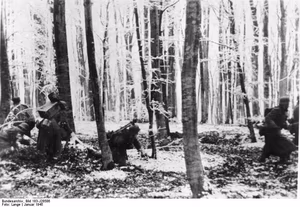 Bundesarchiv: German soldiers during Ardennenoffensive, December 1944