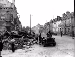 Soldats américains dans Alençon en août 1944