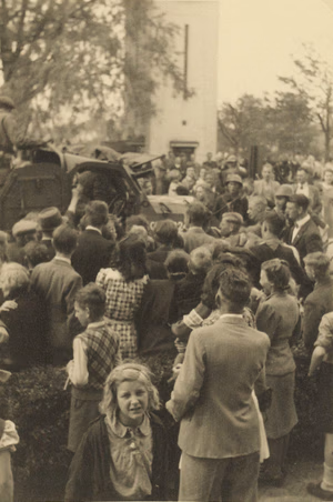Collectie: Beeldcollectie van het Historisch Archief Haarlemmermeer te Hoofddorp Inventarisnummer: NL-HlmNHA_Hmr_14209 Soort: Foto Beschrijving: Binnentrekken van Canadese troepen in Hoofddorp. Vervaardiger(s): Anoniem Datering: 1945 Documenttype: Historieprenten, tekeningen en foto's Provincie: Noord-Holland Gemeente: Haarlemmermeer Plaatsnaam: Hoofddorp Straatnaam: Marktplein Auteursrecht: Nee Techniek: Foto Bij gebruik van deze afbeelding wordt bronvermelding wel zeer op prijs gesteld.