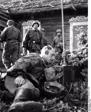 Sowjetunion-Nord.- Funker der Waffen-SS-Totenkopf-Division auf einem Gefechtsstand — Russland