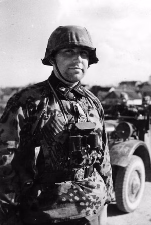 Sowjetunion-Nord.- Soldat der Waffen-SS-Totenkopf-Division nach der Verleihung des Eisernen Kreuzes II — Russland