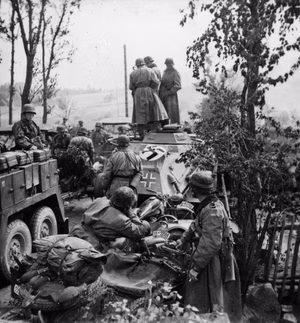 Sowjetunion-Nord.- Motorisierte Einheit der Waffen-SS-Totenkopf-Division beim Vormarsch, Fahrzeugkolonne während einer Rast — Russland