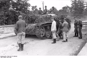 Frankreich.- Getarntes Sturmgeschütz III beim Überqueren einer Brücke; KB KBZ Ob West — Frankreich