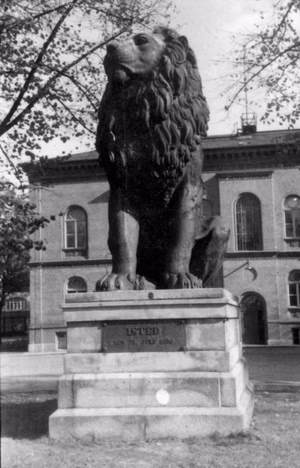 Berlin-Lichterfelde, Kaserne der Leibstandarte-SS Adolf Hitler, im Innenhof das Denkmal Flensburger Löwe (auch Idstedter Löwe) vor dem Kommandantenhaus — Berlin — see w:de:Flensburger Löwe