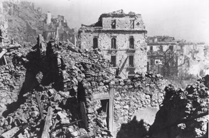 For documentary purposes the German Federal Archive often retained the original image captions , which may be erroneous, biased, obsolete or politically extreme . ADN-ZB/Archiv, II. Weltkrieg 1939-1945 In der Front in Italien, Frühjahr 1944 Blick auf einen Teil der zerstörten Stadt Cassino: Um die Stadt und besonders um das Kloster Monte Cassino wurde im Februar und März 1944 erbittert gekämpft. In einer neuen alliierten Offensive, die am 22. Mai begann, wurde die deutsche Front durchbrochen. (Enz)