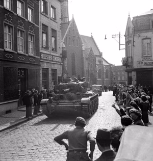 The British Army in North-west Europe 1944-45 The crew of a Cromwell Mk IV tank of 2nd Welsh Guards on the drive into Brussels, 3 September 1944. Despite sporadic resistance from the Royal Palace and Gestapo HQ, the city’s capture went smoothly, ‘the chief difficulty being to cope with the populace who were very effusive in their welcome’, as the Battalion’s war diary put it with typical understatement. Nederlands: Cromwell Mk IV tank van het tweede bataljon Welsh Guards in het centrum van Edingen, onderweg naar Brussel, op 3 september 1944 Français : Char Cromwell Mk IV du deuxième bataillon Welsh Guards dans le centre d'Enghien, en route pour Bruxelles, le 3 septembre 1944