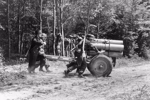 Nordfrankreich.- 21cm Nebelwerfer 42 im Mannschaftszug; PK 698 — Frankreich