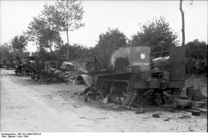 Frankreich, Villers-Bocage.- zerstörte englische Kraftwagen und Kettenfahrzeuge auf Landstraße; Lfl 3 — Villers-Bocage