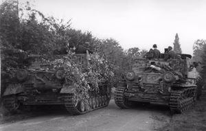 Holland, Arnheim, September 1944, 2 getarnte Flakpanzer IV "Möbelwagen" auf schmalem Weg — Arnheim