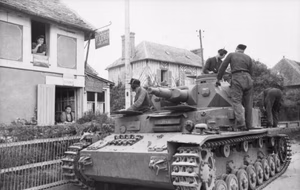 Frankreich.- Panzer IV mit Besatzung in französischer Ortschaft, Frauen aus dem Fenster schauend; KBZ OB West — Frankreich