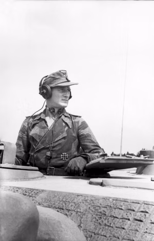 Frankreich, nach Invasion.- Besatzungsmitglied eines Jagdpanthers (Panzerjäger "Panther") mit Eisernem Kreuz; KBZ OB West — Frankreich