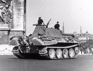 Title : Paris, Panzer V (Panther) vor Arc de Triomphe Extra information : Frankreich, Paris.- Panzer V "Panther" der Waffen-SS vor dem Arc de Triomphe / Triumphbogen; PK KBZ Ob West For documentary purposes the German Federal Archive often retained the original image captions , which may be erroneous, biased, obsolete or politically extreme . Factual corrections and alternative descriptions are encouraged separately from the original description. Additionally errors can be reported at this page to inform the Bundesarchiv. Alemannisch | العربية | Boarisch | беларуская | беларуская (тарашкевіца) | català | čeština | Deutsch | English | Esperanto | español | suomi | français | हिन्दी | hrvatski | magyar | italiano | 한국어 | македонски | Plattdüütsch | polski | português | română | русский | sicilianu | slovenčina | slovenščina | svenska | українська | 中文 | 中文(简体) | 中文(繁體) | +/− Original historic description :