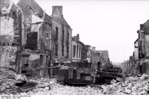 Frankreich, Villers-Bocage.- zerstörte deutsche Panzer IV und Panzer VI "Tiger I" 1. SS-Pz. Korps Leibstandarte zwischen Ruinen; Lfl 3 — Villers-Bocage