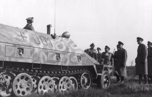 Belgien, Nordfrankreich.- Besichtigung des Panzerregiment der 12. SS-Panzerdivison "Hitlerjugend" durch Generalfeldmarschall Gerd von Rundstedt.- Abschreiten einer Aufstellung von mittleren Schützenpanzer (Sd.Kfz. 251); PK 698 — Frankreich