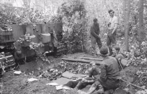 Sowjetunion.- Unternehmen "Zitadelle".- Panzersoldaten bei Ruhepause hinter einem Panzer VI "Tiger I"; PK 637 — Russland