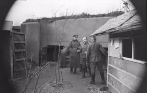 Im Westen.- Bunker an der Oberrheinfront an einem Fluss.- drei deutsche Soldaten; PK 670 — Im Westen