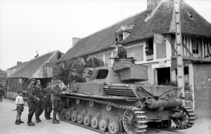 Frankreich.- Panzer IV mit Besatzung in französischer Ortschaft, Frauen aus dem Fenster schauend; KBZ OB West — Frankreich