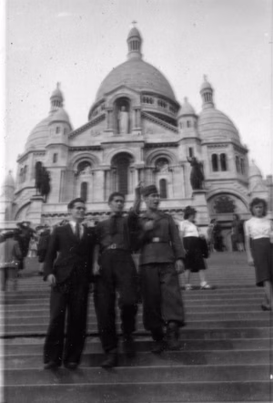 Frankreich, Paris.- Deutsche Soldaten und Zivilbevölkerung auf den Stufen zur Kirche Sacre Coeur; SS PK — Paris