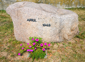Memorial stone April 1945 in Lorenzkirch ( Zeithain , Saxony, Germany. It remembers also to the meeting of the Elbe Day , April 25, 1945 in Lorenzkirch.