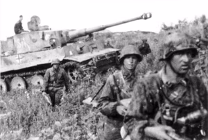 Sowjetunion, Kursk.- "Unternehmen Zitadelle".- Soldaten der Waffen-SS-Division "Das Reich" vor Panzer VI "Tiger I"; SS-PK — Schlacht um Kursk