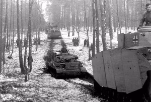 Sowjetunion-Nord, bei Kirowograd.- Kolonne von Panzer IV, dahinter zwei Panzer VI "Tiger I" des II. SS-Pz-Korps "Das Reich" bei Fahrt auf einem Weg in verschneitem Wald; PK Fs AOK — Russland
