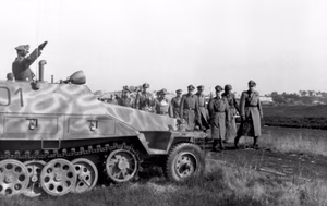 Belgien, Nordfrankreich.- Besichtigung des Panzerregiment der 12. SS-Panzerdivison "Hitlerjugend" durch Generalfeldmarschall Gerd von Rundstedt.- Abschreiten einer Aufstellung von mittleren Schützenpanzer (Sd.Kfz. 251); PK 698