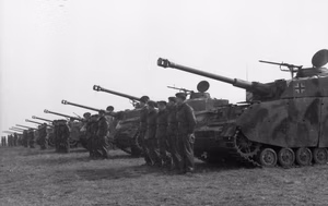 Belgien, Nordfrankreich.- Besichtigung des Panzerregiment der 12. SS-Panzerdivison "Hitlerjugend" durch Generalfeldmarschall Gerd von Rundstedt.- Paradeaufstellung von Panzersoldaten vor ihren Panzer IV; PK 698 — Frankreich