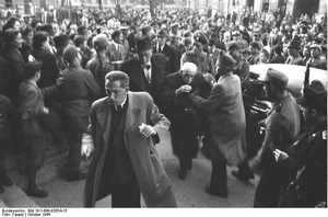 Ungarn, Budapest.- Ungarische und deutsche Soldaten treiben verhaftete Juden ins Stadttheater, 20./22. Oktober 1944; Einsatz Kompanie Lw zbV — Budapest