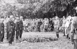 Sowjetunion, Charkow.- Beerdigung von Generalmajor Walther von Hünersdorff, Kommandeur der Pz.Div.6, gefallen am 17.7.1943, Soldaten Ehrenwache neben Sarg mit Hakenkreuzflagge stehend, Generalfeldmarschall Erich von Manstein grüßt mit Marschallsstab; PK 637 — Russland