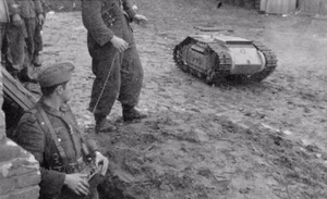 Sowjetunion, bei Kowel.- Sprengpanzer "Goliath", Bedienung der Fernsteuerung; April 1944 — Russland