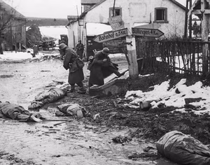 Vermoorde Amerikaanse gevangenen worden van hun laarzen beroofd door Kampgrupe Peiper op 17 december 1944 te Honsfeld