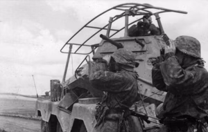 Das abgebildete Fahrzeug ist ein Sd.Kfz.232(8-Rad)Funk