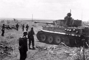 Rußland, Kursk.- "Unternehmen Zitadelle". Panzer VI "Tiger I" und Soldaten der Waffen-SS — Schlacht um Kursk