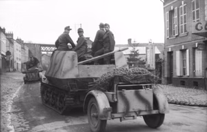 Im Westen: Belgien/Frankreich.- Nachschub per Eisenbahn, Panzerjäger "Marder I", 7,5cm Pak auf Gw Lorraine (fr.) mit Anhänger, Fahrt durch Ortschaft; PK 698 — Im Westen