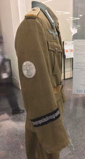 Uniform einer Propagandakompanie des Afrikakorps . WW2 uniform of Nazi Germany 's Wehrmacht : Tunic etc. of a propaganda company of the Africa Corps ca. 1941. Shoulder straps, collar patches, National emblem/Nazi style German Imperial Eagle ( Brustadler , Wehrmachtsadler ), Bild Berichterstatter 335 (military press photographer) badge and Propagandakompanie cuff title/arm band on right sleeve. Smartphone photo taken on 13 October 2019 at Deutsches Historisches Museum , Berlin, Germany.