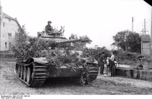 Frankreich-Nord.- Deutsche Soldaten auf einem getarnten Panzer V "Panther" in Ortschaft; PK 698 — Nordfrankreich