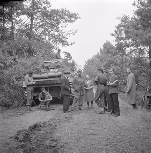 Collectie / Archief : Fotocollectie Van de Poll Reportage / Serie : Bevrijding van Noord-Brabant langs de corridor Bergeijk - Valkenswaard - Aalst - Eindhoven Beschrijving : Burgers in gesprek met militairen in het bos bij Aalst, vermoedelijk militairen van de Irish Guards Datum : 1944 Locatie : Aalst, Noord-Brabant Trefwoorden : bevrijding, bossen, burgers, militairen, tanks Fotograaf : Poll, Willem van de Auteursrechthebbende : Nationaal Archief Materiaalsoort : Negatief (zwart/wit) Nummer archiefinventaris : bekijk toegang 2.24.14.02 Bestanddeelnummer : 255-9185