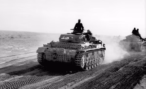 Nordafrika.- Panzer III in Fahrt durch die Wüste; PK "Afrika" — Nordafrika